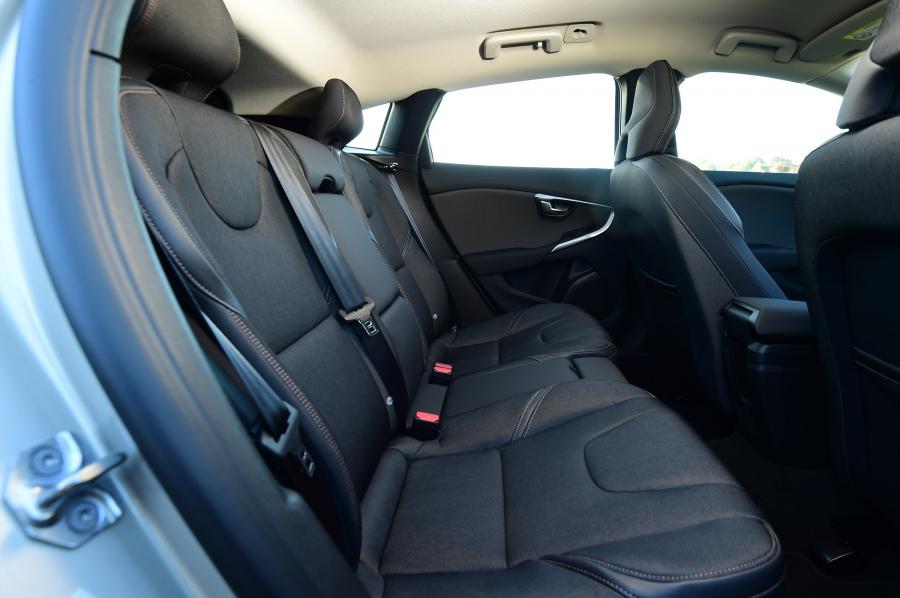 Интерьер Volvo V40 D2 Cross Country 2016 года  (UK) (фото 2 из 7)